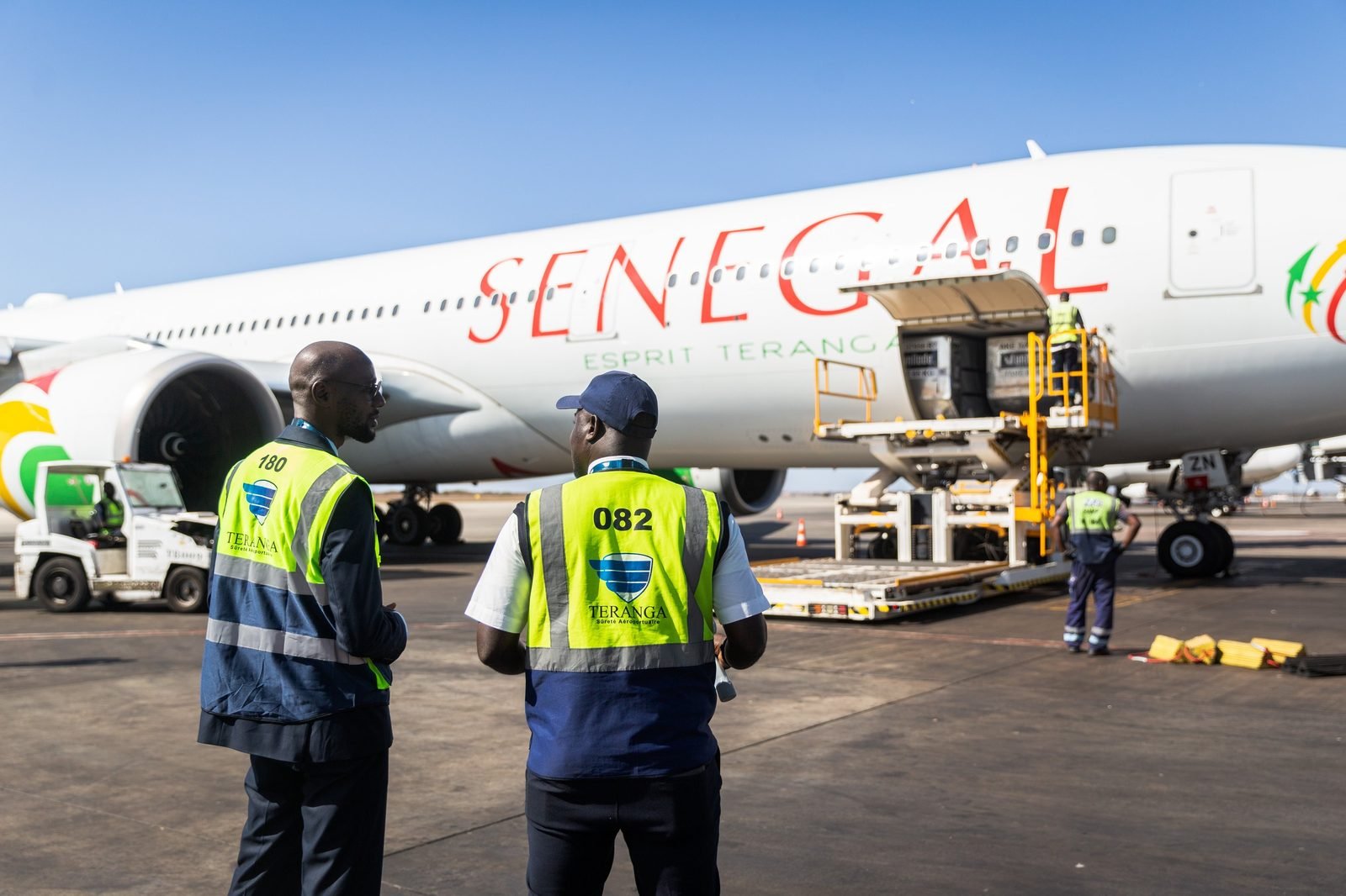 Agents Teranga Sûreté Aéroportuaire à proximité d’un avion sur le tarmac